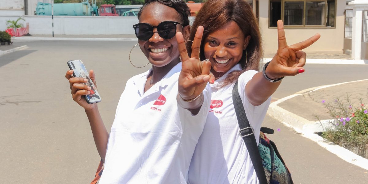 Étudiantes d’EasySpeak souriantes sur le campus