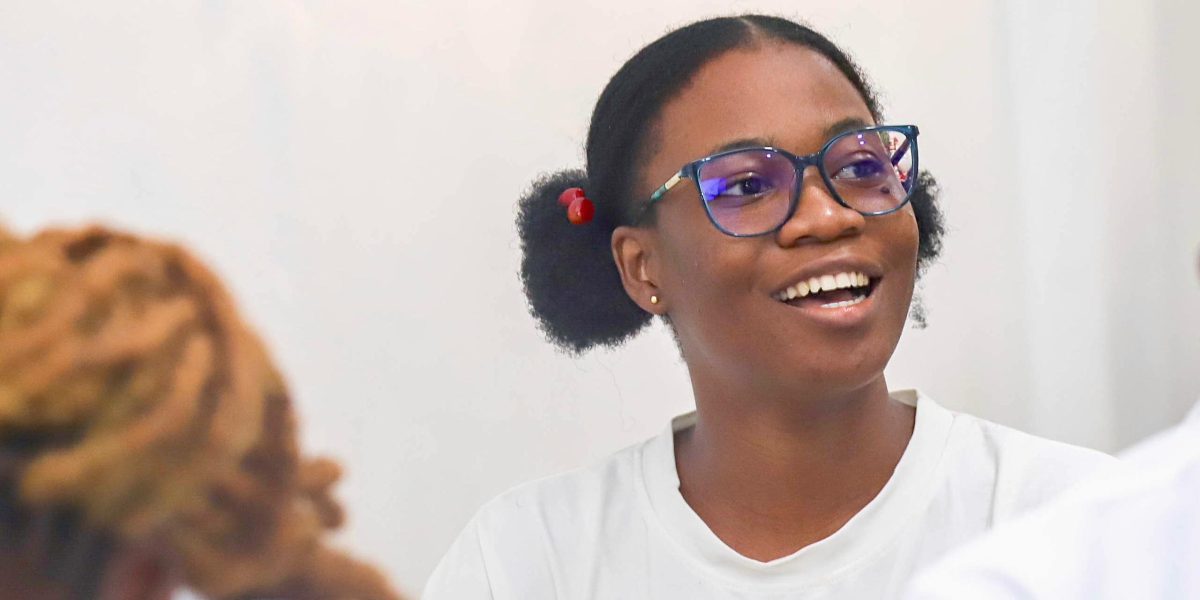 Étudiante souriante pendant un cours chez EasySpeak