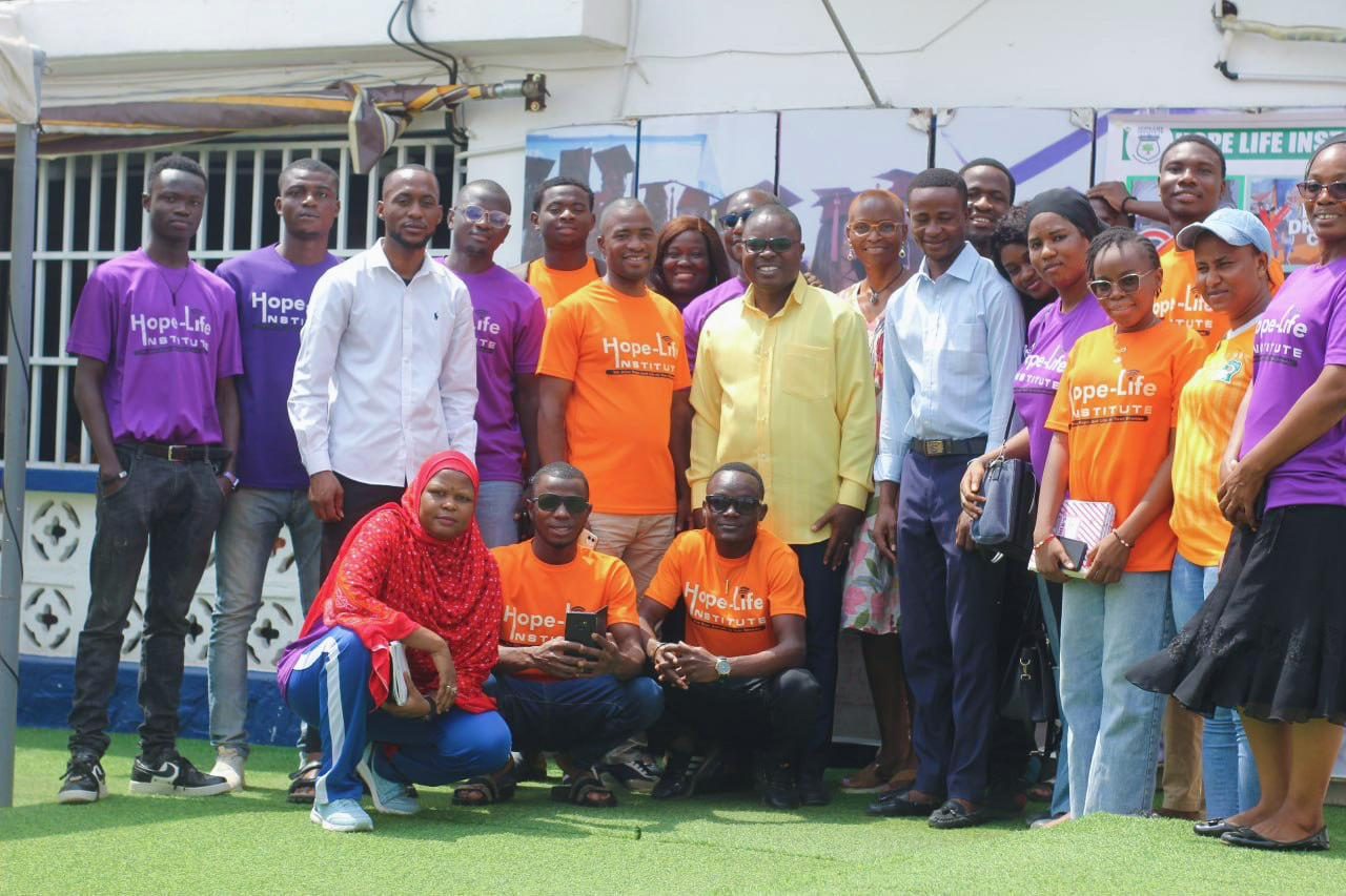 Étudiants et équipe de Hope-Life Institute
